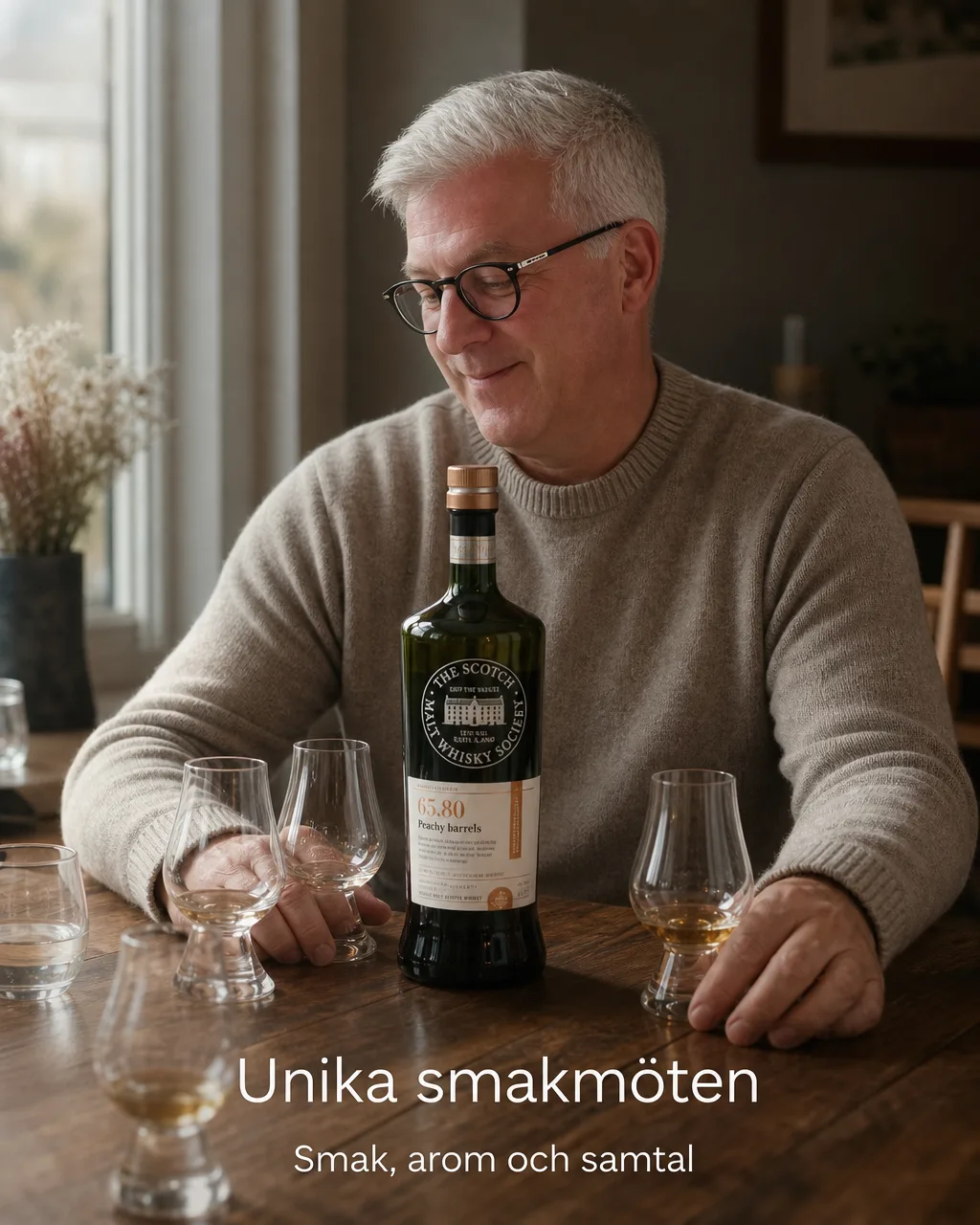Grön SMWS single cask-flaska och Glencairn-glas på rustikt träbord
